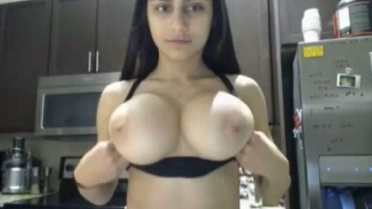 Mia Khalifa Tit Flash Cooking